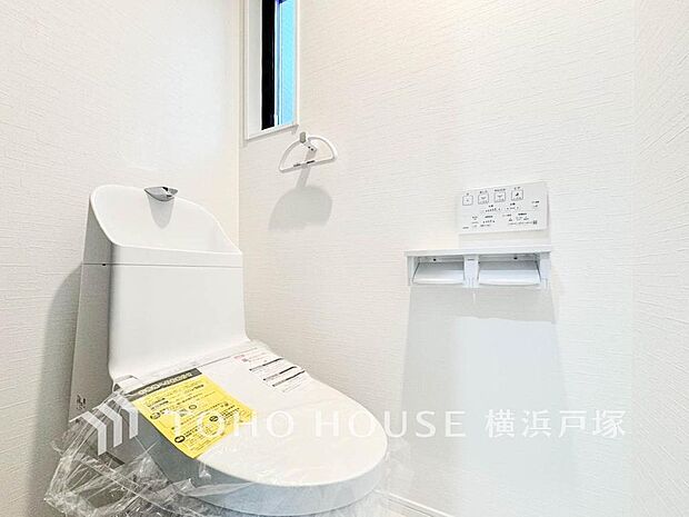 【Toilet】いつまでも清潔な空間であって頂けますように、目に留まるだけではなく、汚れをふき取り易いフロアと壁紙をチョイス致しました。洗浄便座になっておりますので、とても清潔にご使用いただけます。