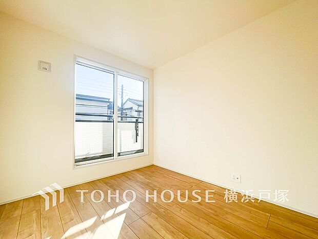 【Room】1日の疲れを癒し、心地よく寛げるようゆったりとした広さを確保しています。プライベートタイムをより優雅に穏やかに…。落ち着いた雰囲気を紡ぎます。