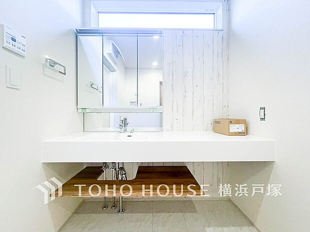 【Powder room】使いやすさとデザイン性を兼ね備えた洗面台。収納スペースも豊富で、毎日の洗面がスムーズで快適に。
