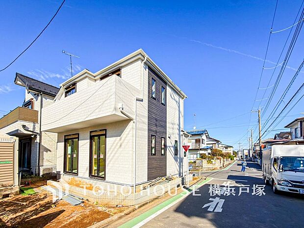 季節感を演出する多彩な樹木と豊かな彩りが重なり、四季折々の変化を楽しめる心地よい場所となりそうなロケーションです。時間の経過と共に味わいが出る素敵な時間を楽しんでください。(2025年12月撮影)