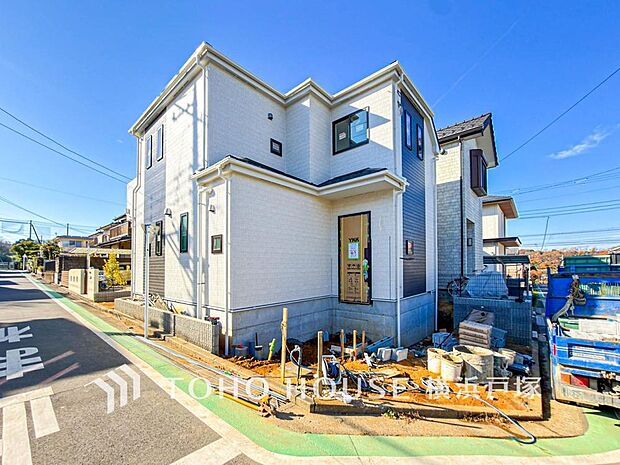 表現される空間は豊かな光と風を纏い、暮らしの時間を豊かにしてくれます。デザインされた空間と競い合うかのような充実した建物設備も家族の時間を彩ってくれることでしょう。(2025年12月撮影)