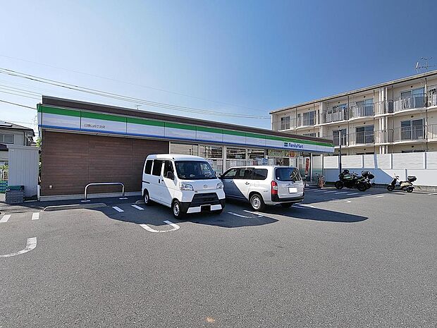 日常の買い物から急な必要品まで、いつでも対応する便利さを提供するコンビニ。お弁当やお惣菜、パンなどをはじめ、生活用品、お酒、たばこなども取り揃えています。