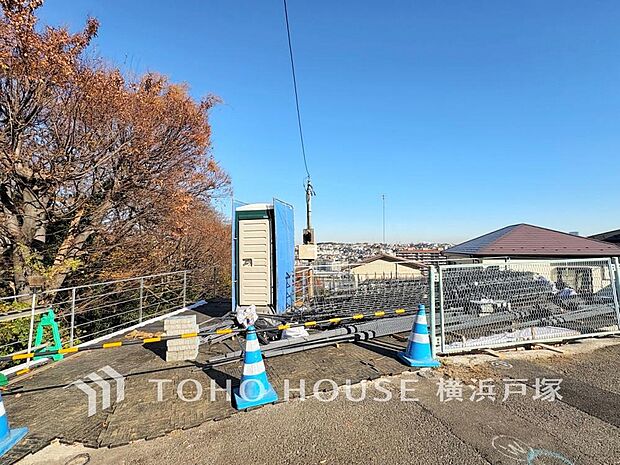 【Frontal road】周辺環境とのコラボレーションにより明るく開放的な空間を演出しております。(現況写真)