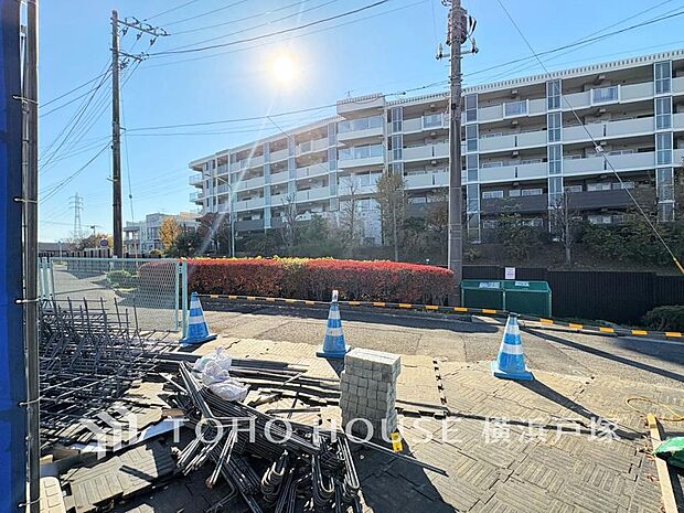 【Frontal road】忙しく過ぎゆく日常を置き去るほど、ゆったりした時間が流れる住環境。(現況写真)