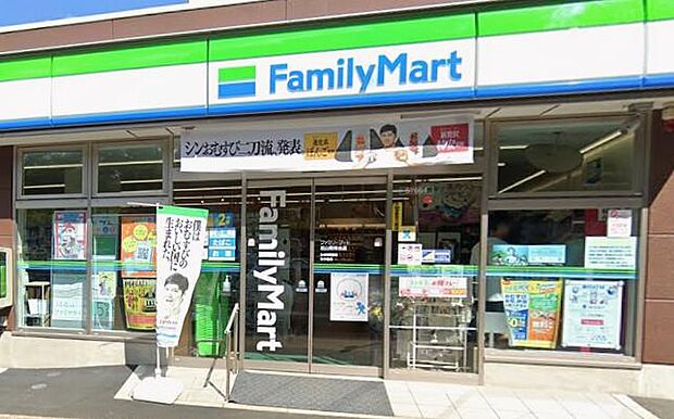 ファミリーマート松山明神台店(350m)高台にある明神台エリアの日常を支えるコンビニエンスストア。移動の合間にも便利な立地で、質の高い商品やコーヒーが、忙しい日常に立ち寄る小さな安らぎを提供します。