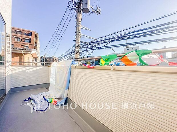 「Balcony」広いバルコニーは、暮らしの中での光と風を演出してくれています。見事なまでの開放的な空間をお楽しみください。