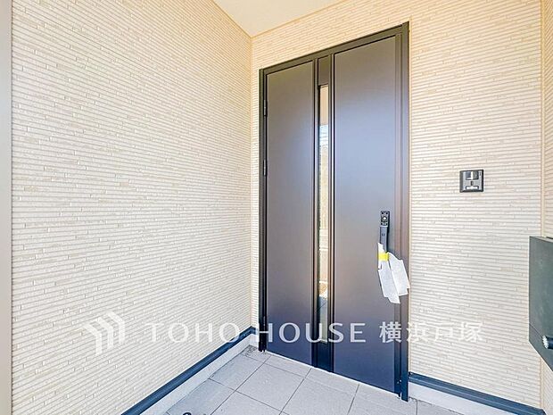 「Entrance」清潔感溢れる玄関がお出迎えする本邸宅の物語は、ここから始まる日常を期待させます。この場所には「希望」と「優越」で包み込んでくれる「特別」な空間があります。