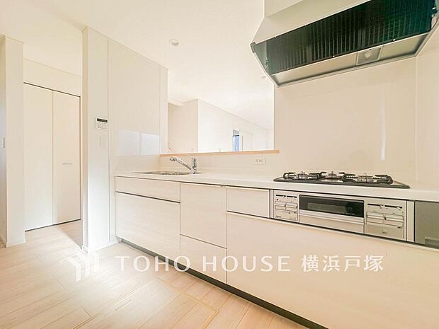 「Kitchen」誰もが使いやすいデザインにこだわったキッチン。プライベートスペースを彩るインテリアとしての美と、快適な日常を支える機能性と強さがひとつになったキッチンです。