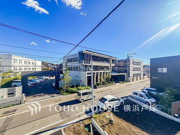 「View」この開放感ある眺望と共に閑静な住宅街の季節感を演出する四季折々の変化を楽しめる心地よい場所となることでしょう。