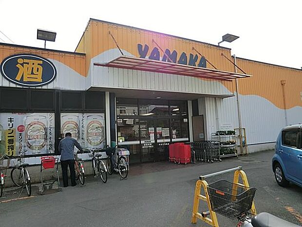 近隣住民御用達の地域密着型スーパー。コンパクトながら品揃えもよく、野菜類や肉類も良質な物が揃っています。低価格でさらにポイントアップ！