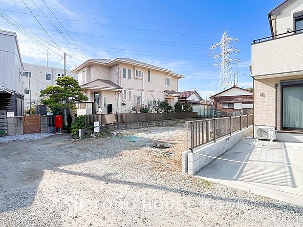 「Frontal road」落ち着いた街並みに調和する美しい邸宅が誕生します。スーパーが近く買い物も便利な環境です(2025年12月撮影)