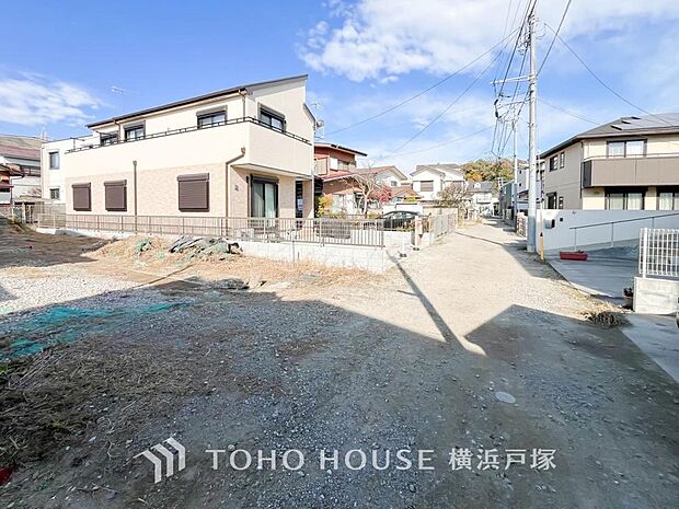 「Frontal road」忙しく過ぎゆく日常を置き去るほど、ゆったりした時間が流れる住環境。「快適」は「家」と「街」と「環境」が調和した時に訪れるだと改めて感じさせてくれます(2025年12月撮影)