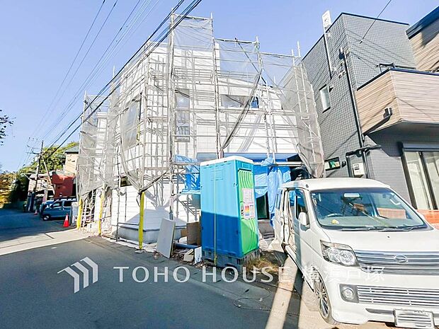 【Appearance】堂々たる趣ながら、主張し過ぎずどこか余裕を感じさせるシャープなフォルムで佇む邸宅は、晴天の空と照らし合わせる事で、本来あるべき完成形の姿を見せてくれます。(2025年12月撮影