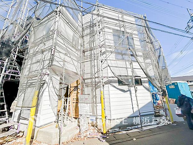 【Entrance】清潔感溢れる玄関がお出迎えする本邸宅の物語は、ここから始まる日常を期待させます。(2025年12月撮影)