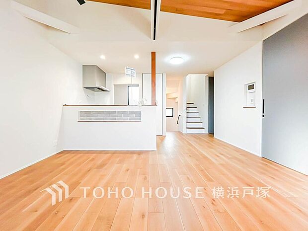 【Living room】柔らかな色合いのフローリングと清潔感の溢れるクロスが明るい空間を創り出しているリビングダイニング。憩いの場に相応しく、ここで楽しむ家族の時間が絆をより深めてくれそうです。