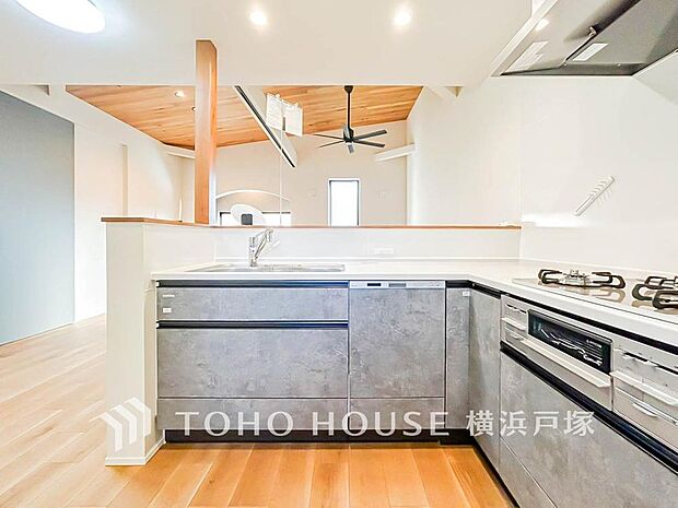 【Kitchen】手元の収納から、足元の収納までが全てスライド式で、奥のスペースまで有効に活用できます。奥まで上から見渡せるので、たまにしか使わない調理器具もサッと取出せます。