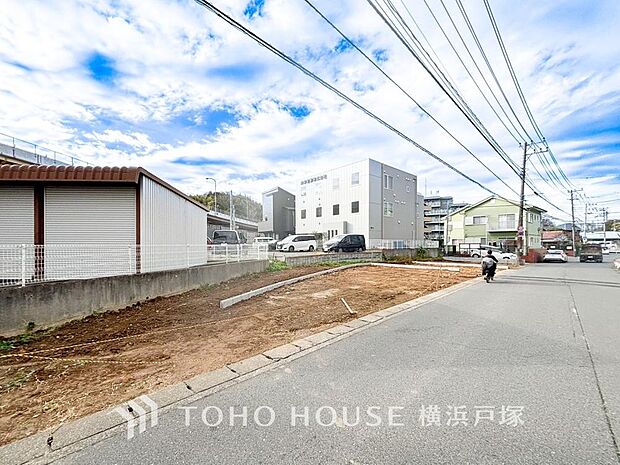 【Appearance】穏やかな風と陽光を導き、プライバシーに配慮された設計プランを採用。(2025年12月撮影)