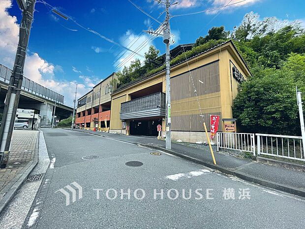 横浜横須賀道路、日野インターを出てすぐ隣りにそびえ立つスーパー銭湯。人気のある開放的な露天風呂は竹林に囲まれた斜面にある和風庭園風の造りで、都会にいる事を忘れてしまいます。