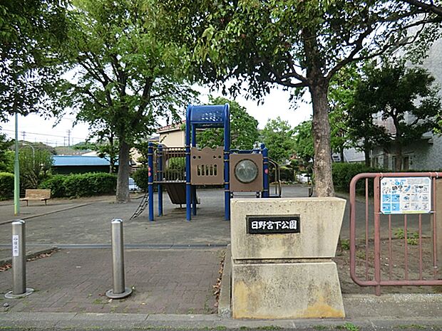 中型のすべり台や複合遊具があり、散歩や子どもの遊び場として利用される標準的な公園です。水飲み場・手洗い場などの基本設備があります。