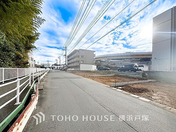 【Appearance】閑静な住宅街の陽当りに恵まれた土地。たくさんの想いが美しく彩られた時、ひと時のくつろぎが生まれる。（2025年12月撮影）