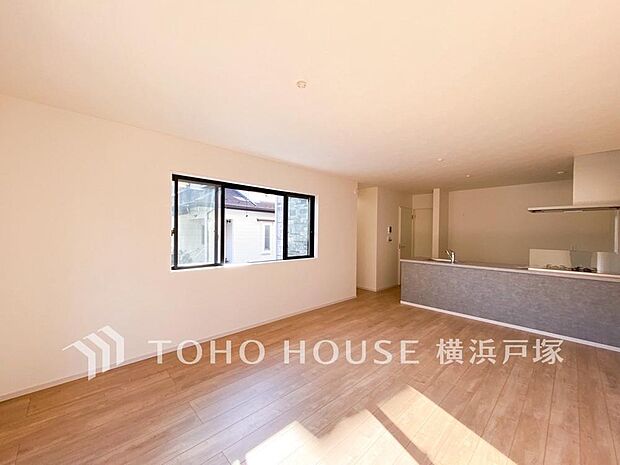 「Living room」柔らかな色合いのフローリングと清潔感の溢れるクロスが明るい空間を創り出しているリビングダイニング。憩いの場に相応しく、ここで楽しむ家族の時間が絆をより深めてくれそうです。