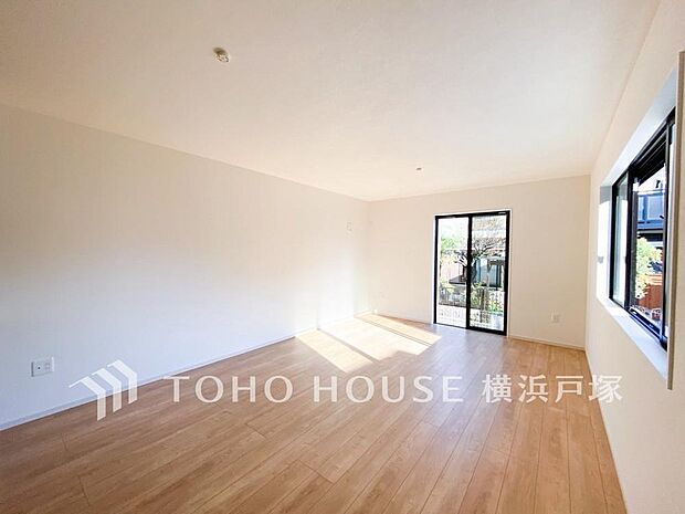 「Living room」家族みんなが爽やかに健やかに過ごせるように、溢れる光をたっぷり取り込んだリビングダイニング。集いの場、憩いの場としての快適性を求めたやすらぎの空間です。