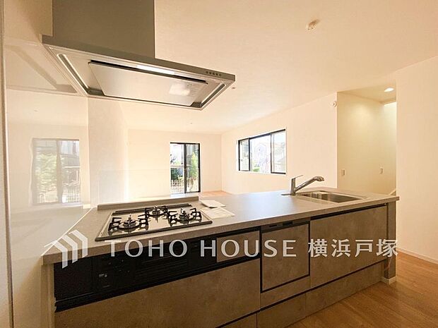 「Kitchen」使い勝手の良い設備のキッチンで効率よくお料理もできます。食する料理に家族が舌鼓を打ち自然と笑いが絶えない空気感がそこに広がります。自慢の腕をふるってください。