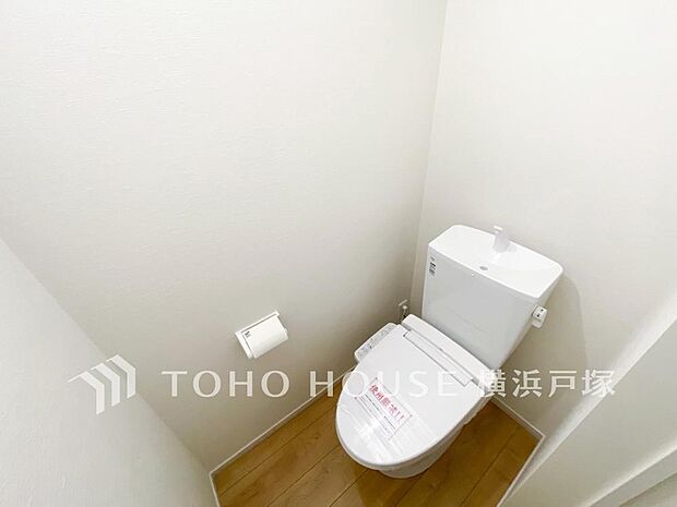 「Toilet」いつまでも清潔な空間であって頂けますように、目に留まるだけではなく、汚れをふき取り易いフロアと壁紙をチョイス致しました。洗浄便座になっておりますので、とても清潔にご使用いただけます。