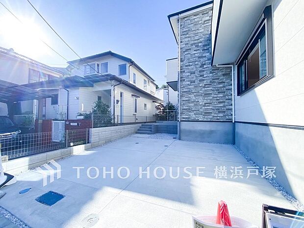 「Car space」並列で2台駐車可能なゆったりとした駐車スペースを確保いたしました