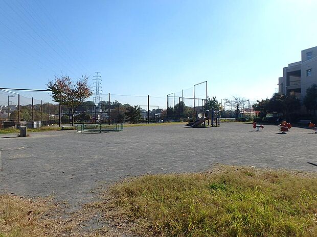 多目的広場や遊具のある広場とともに緑豊かな雑木林、湧き水が流れるせせらぎがあります。