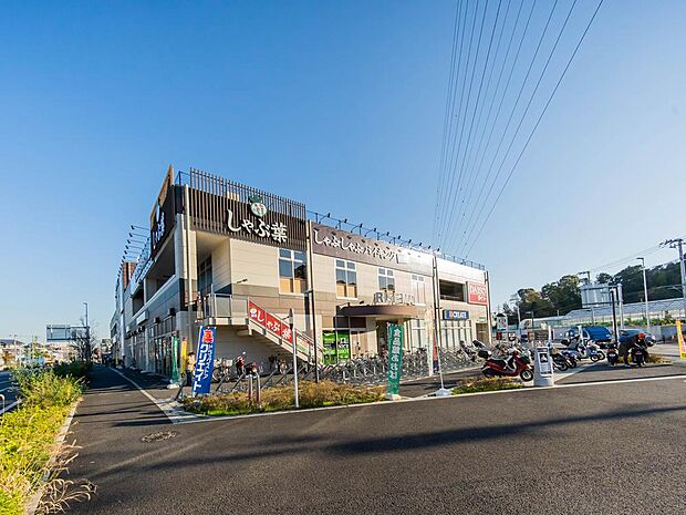 スーパー「食品館あおば」、ドラッグストア「クリエイトS・D」、100円ショップDAISO、バイキングレストランなどが入る暮らしに便利な複合商業施設です。