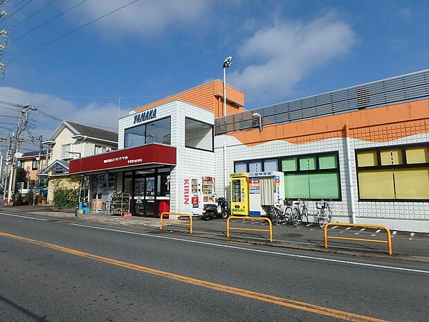 地元の方々に長年愛されてきたスーパーマーケット。食品をメインに取り扱っています。駐車場35台完備。