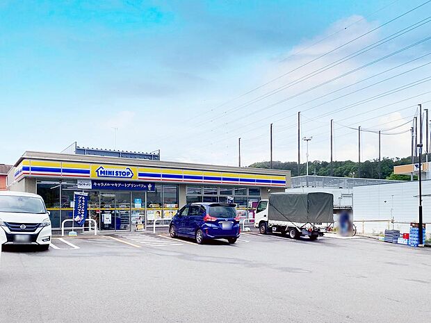 日用品や食品、飲み物、雑誌、文房具などを手軽に購入できます。急な用事やトラブル時でも、必要なものをすぐに手に入れられる便利な場所です。