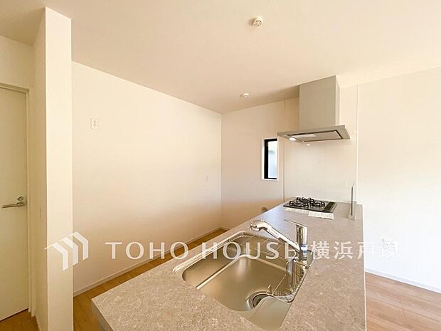 「Kitchen」長い時間滞在するキッチンだからこそ、食事の準備を楽しい時間に、忙しい時でもスムーズに無駄なく作業できる、お手入れも簡単にできるなど、毎日を楽しくするキッチンスペースに仕上げました。