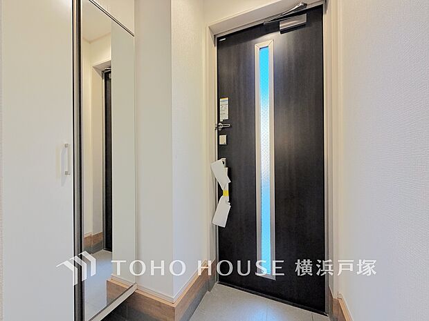 「Entrance」居住者の帰り、訪れる方を優しく迎え、やすらぎに満ちた生活空間を予感させる。健やかな暮らしを楽しめそう。(A号棟)