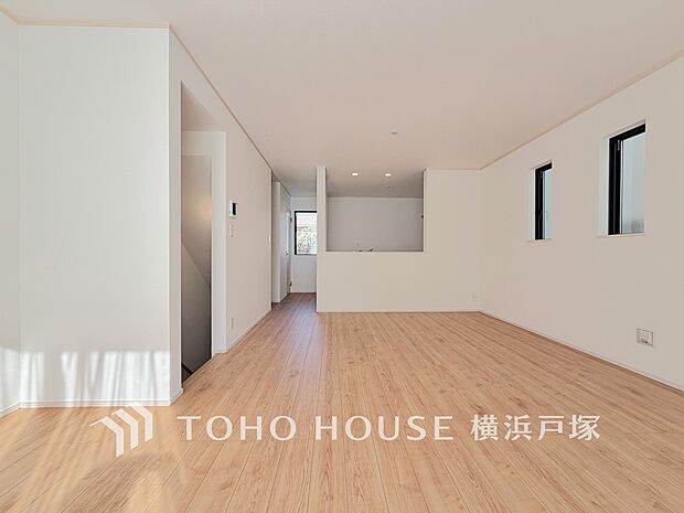 「Living room」光と風が溢れる開放的なリビングダイニングには自然と家族みんなが集まってきます。明るく穏やかな空気の中で飲んだり、食べたり、笑ったり。(A号棟)