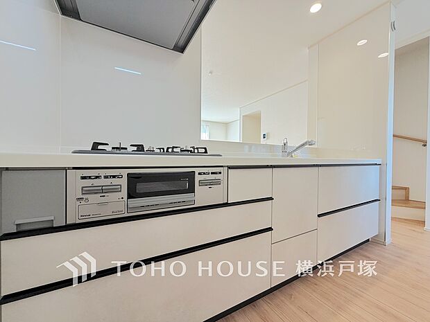 「Kitchen」誰もが使いやすいデザインにこだわったキッチン。プライベートスペースを彩るインテリアとしての美と、快適な日常を支える機能性と強さがひとつになったキッチンです。(A号棟)