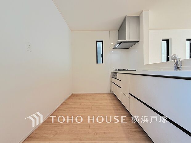 「Kitchen」長い時間滞在するキッチンだからこそ、食事の準備を楽しい時間に、忙しい時でもスムーズに無駄なく作業でき、お手入れも簡単、毎日を楽しくするキッチンスペースに仕上げました。(A号棟)