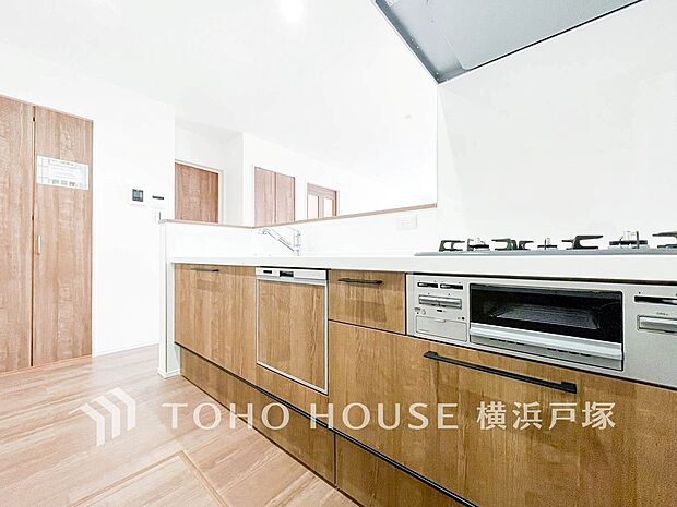 【Kitchen】手元の収納から、足元の収納までが全てスライド式で、奥のスペースまで有効に活用できます。奥まで上から見渡せるので、たまにしか使わない調理器具もサッと取出せます。