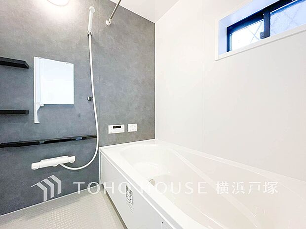 【Bathroom】掃除のしやすさ・収納の便利さなど、おふろを使う人、お手入れする人、みんなにとっての「しあわせ性能」を追求したバスルームを採用いたしました。