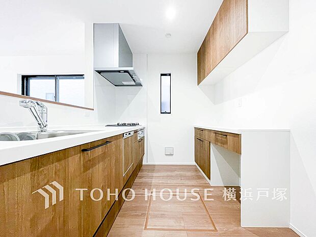 【Kitchen】奥様が長い時間を過ごすキッチンは、使い勝手の良い家事動線で、家族とのコミュニケーションがはかれるキッチンを採用しています。