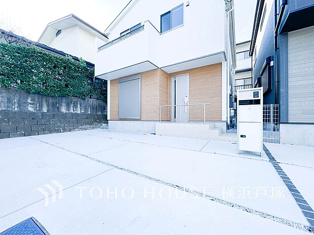 【Car space】ゆったりとした駐車スペースを確保いたしましたので、大きめのお車でも駐車可能です。自転車やバイクなど、ゆとりのある敷地で置き場所に困ることはないでしょう。