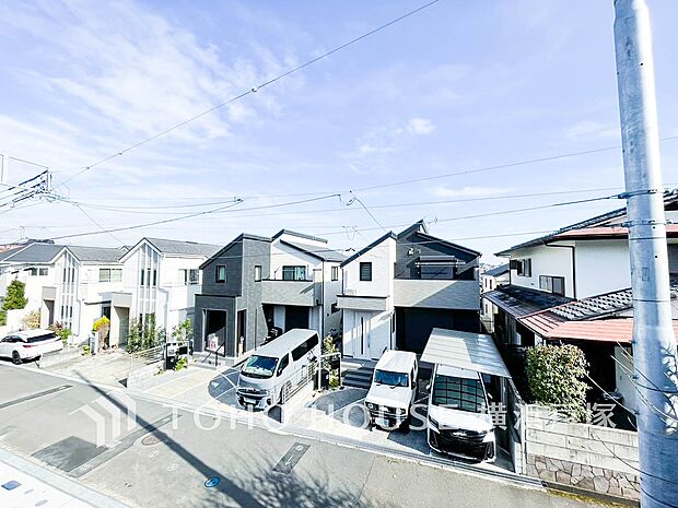 【View】手を伸ばせば、ふれることが出来そうな環境が、そのままインテリアになったような印象です。その豊かな眺望にふさわしい空間には、通風・採光にも優れ、心地よい光と風があふれています。