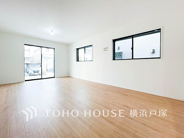 【Living room】明るく開放的な空間が広がるLDK。室内には豊かな陽光が注ぎ込み、爽やかな住空間を演出。