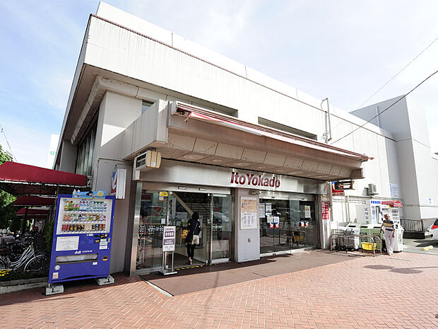 食品から衣料品、生活雑貨まで幅広くそろう大型スーパーです。品質と品ぞろえにこだわり、日常の買い物から家族のニーズまで幅広く対応しています。
