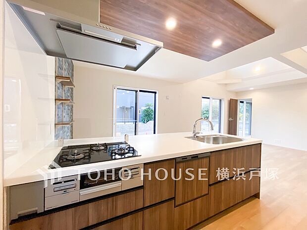 【Kitchen】手元の収納から、足元の収納までが全てスライド式で、奥のスペースまで有効に活用できます。奥まで上から見渡せるので、たまにしか使わない調理器具もサッと取出せます。