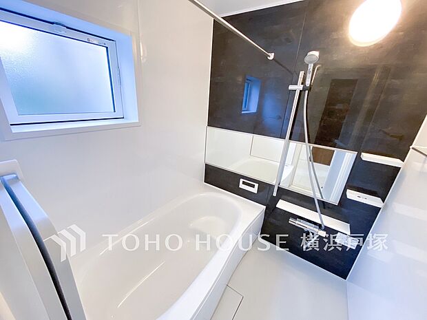 【Bathroom】上質が感じられるカラーリングで、清潔な空間美を実現。一日の疲れが癒される優雅なバスタイムを堪能できるゆとりあるバスルームです。