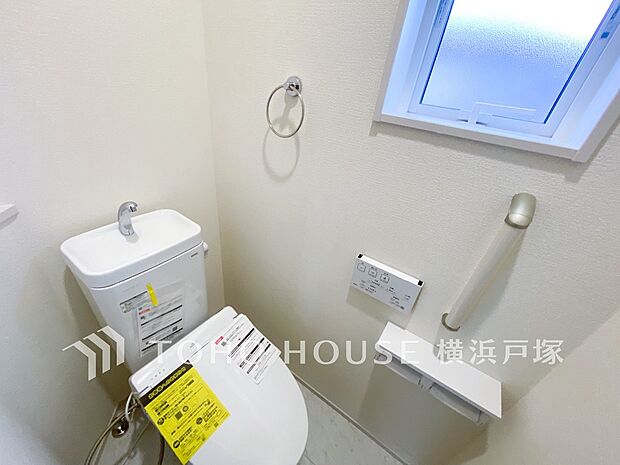 【Toilet】いつまでも清潔な空間であって頂けますように、目に留まるだけではなく、汚れをふき取り易いフロアと壁紙をチョイス致しました。洗浄便座になっておりますので、とても清潔にご使用いただけます。