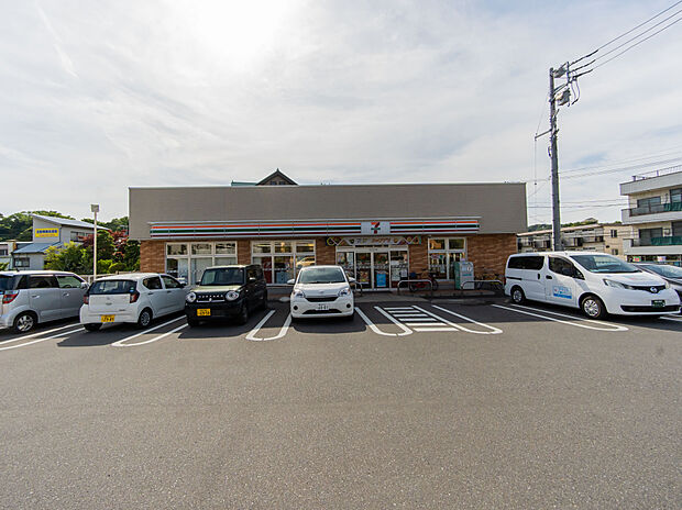 セブン-イレブン 横浜釜利谷東7丁目店(1800m)食品や日用品が充実し、地域住民にとって便利で立ち寄りやすいコンビニエンスストアです。