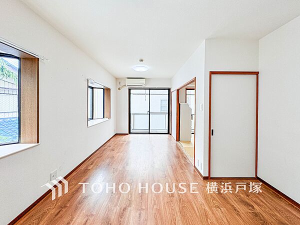 【Living room】柔らかな色合いのフローリングと清潔感の溢れるクロスが明るい空間を創り出しているリビングダイニング。憩いの場に相応しく、ここで楽しむ家族の時間が絆をより深めてくれそうです。